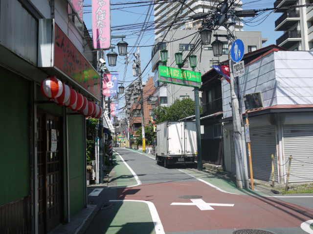 商店街をまっすぐ
